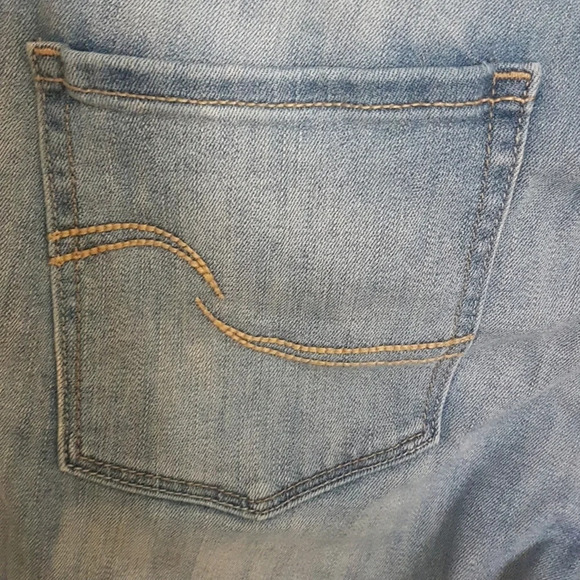 Levis Signature  modern skinny cuffed raw hem Bermuda jean shorts - Picture 8 of 10